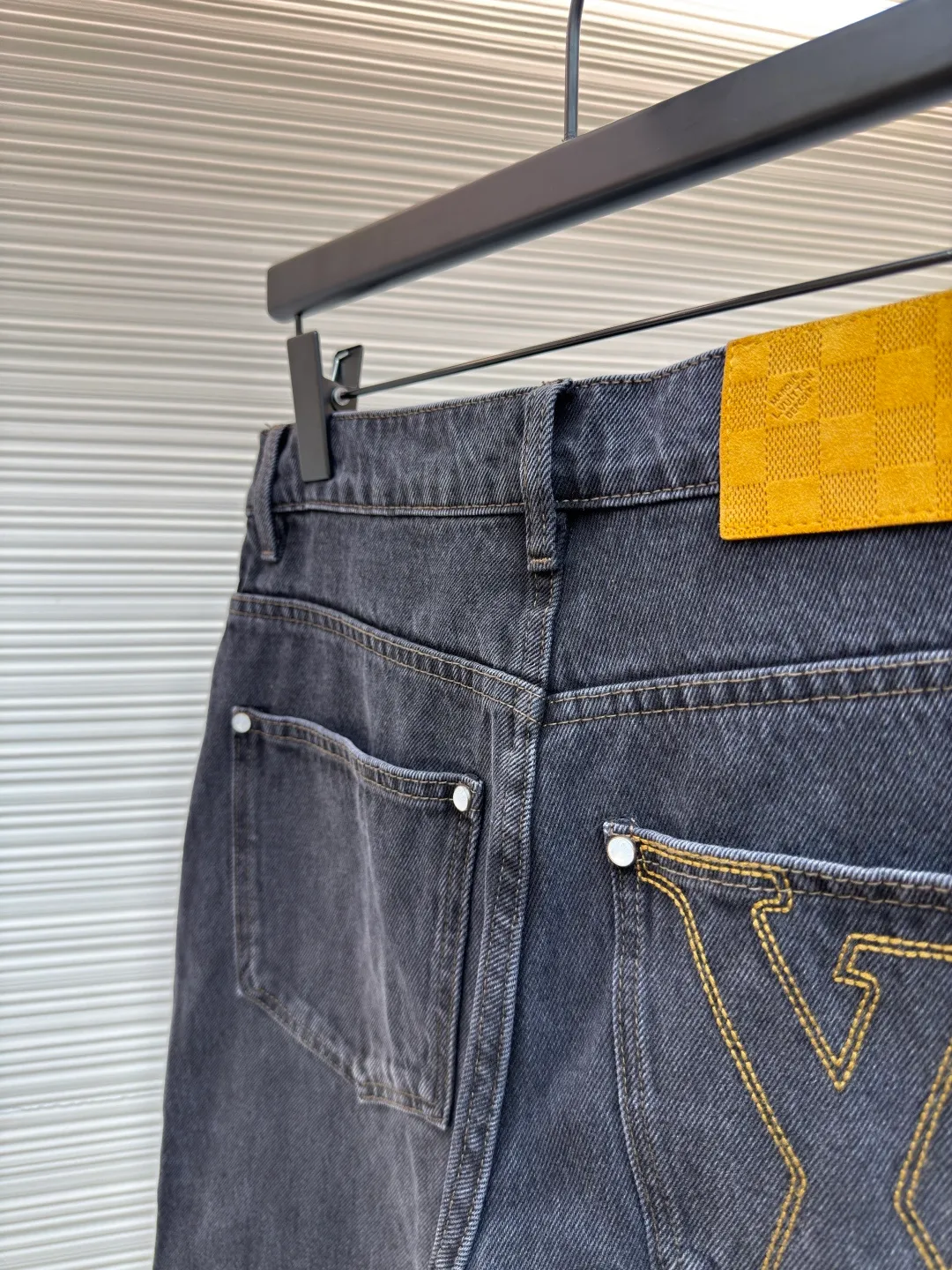 LOUISVUITTON patch letter jeans ●Authentic product: purchased and developed at 9350 ●Item number: 1680715-B10 ●Fabric: denim fabric ●Technology: washed production ●Version: fitted version ●Weight: about 685 grams ●Size: 30-32-34-36 ●Description: Letters gold gold thread embroidered denim Brand presbyopia logo iconic pattern It has a strong street American style and is very chic. The whole piece is still the same loose version as always, which hides the flesh. The regular denim lapel design gives people a smart and generous look. Customized logo buttons and leather labels come with a full set of accessories. It is cool, stylish and fairy-like. It is also an absolute C-position piece and is highly recommended!  Very heavy work, exquisite details, special washing process, multiple washings can show the same perfect washing color effect as the original. The overall wiring is straight and delicate, the fabric is comfortable and soft, and the color is consistent without color difference. It can be matched with the same style to create a fashionable look and control various occasions. Customized accessories, complete with three standards, same style for men and women!